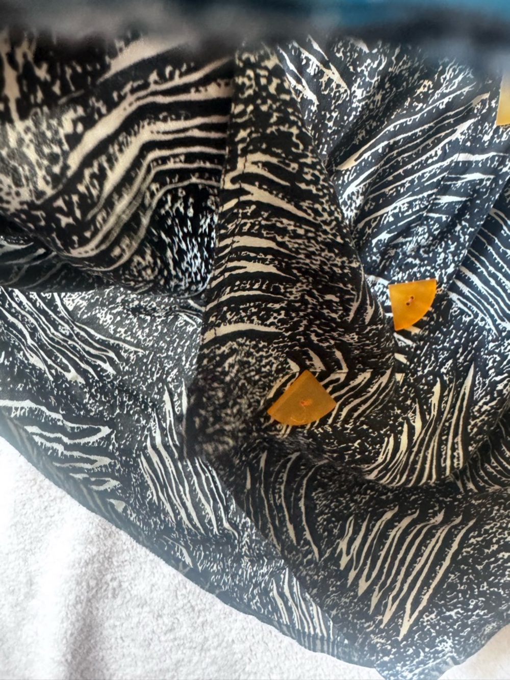 Julie V England 100% Silk 90s Abstract Animal Print Blouse 8 Top Light Blue Tan - Picture 10 of 16